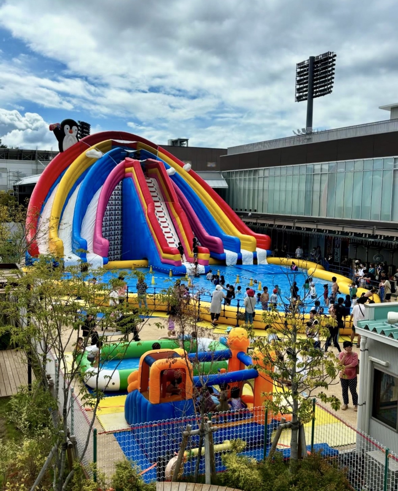 大型スライダーを使ったプールイベント